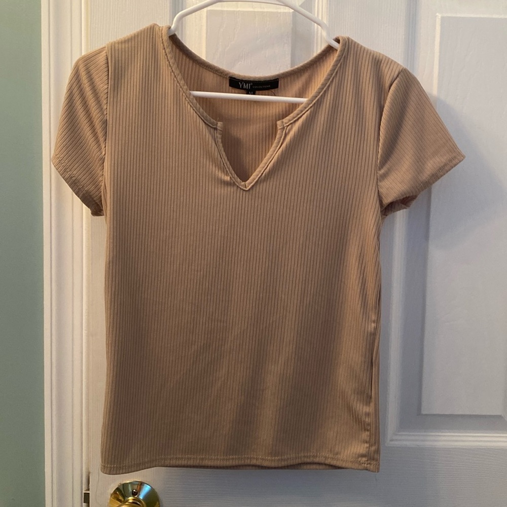 Women’s M tan basic v neck